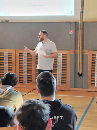 Markus Prinz, Onlineredakteur und ehemaliger Schüler bei seinem Vortrag