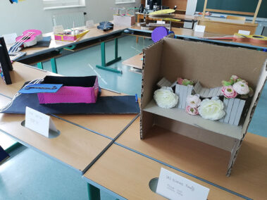 Ausstellung kubistische Instrumente Gitarre Raum