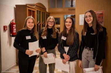 Schülerinnen als Guides - Foto: Jasmin Preslmayr