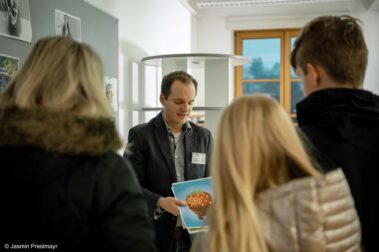 Prof. Florian Bauer erklärt - Foto: Jasmin Preslmayr