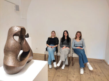2. Klassen besuchen die Ausstellung "Drei Bildhauer" in der Brauhaus Galerie
