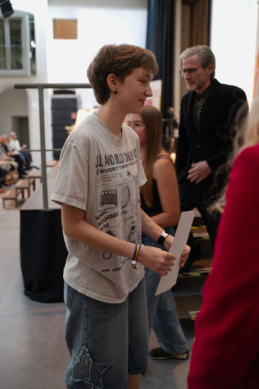 Schüler bekommt Urkunde und Sachpreis