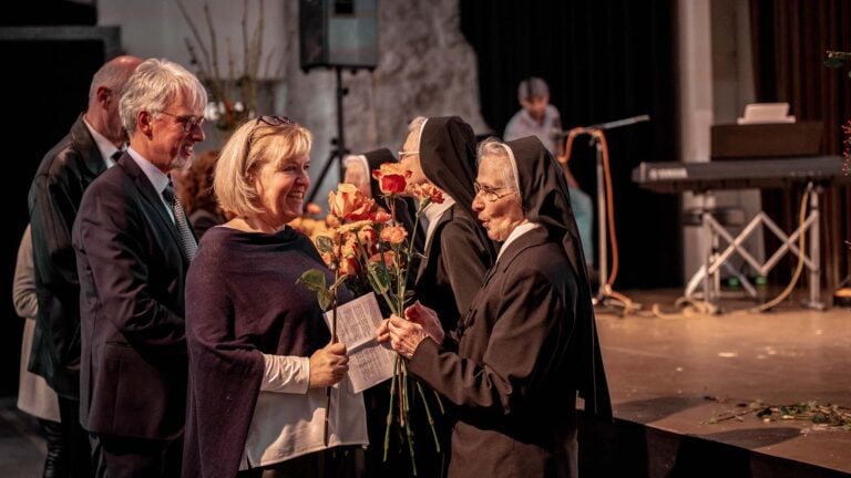 Lehrkräfte sprechen Schulschwestern ihren Dank aus