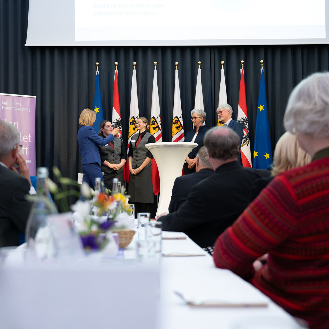 HLW Schülerinnen in Aktion im Landhaus