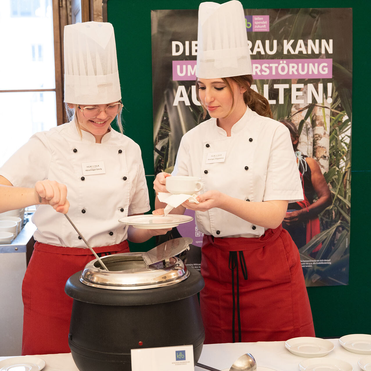 HLW Schülerinnen in Aktion im Landhaus