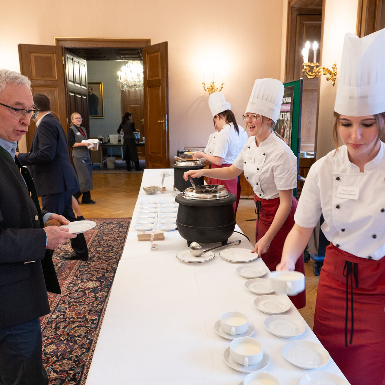 HLW Schülerinnen in Aktion im Landhaus