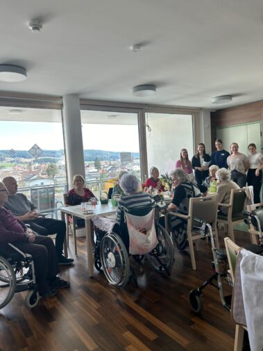 HLW Schülerinnen zu Besuch im Seniorenheim