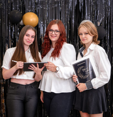 Schülerinnen des Ballkomitees 2023