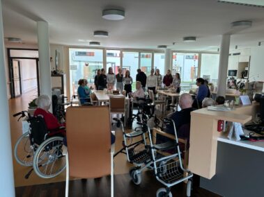 HLW Schülerinnen zu Besuch im Seniorenheim