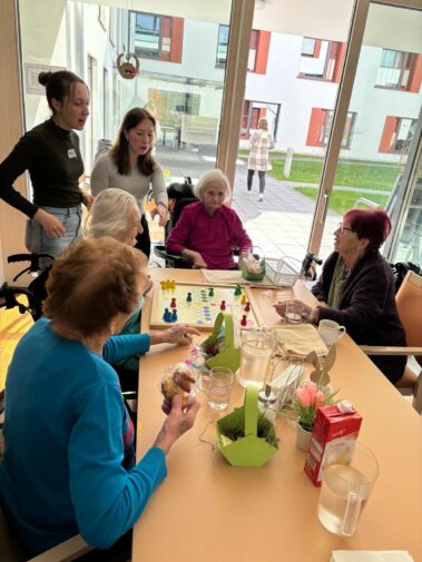 HLW Schülerinnen zu Besuch im Seniorenheim