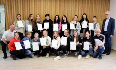 v.l.n.r - Erste Reihe: Mag. Christian Putscher, Sandra Pehböck, Marie-Christin Rechberger, Vanessa Kreindl, Sabrina Saminger, Michaela Hörmann, Julia Ruep, Lena Hartl, Laura Keplinger, Mag. Walter Freilinger Zweite Reihe: Karin Dumfart, Anna Haan, Hanna Schaumberger, Leonie Haider, Melanie Just, Magdalena Hager, Astrid Kroiher, Lisa Brandstätter, Gloria Knappitsch, Direktor Mag. Jürgen Ehling