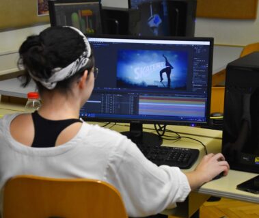 Schülerin beim Animieren - Foto: Doris Guttenbrunner