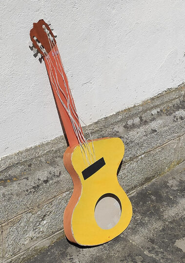 Ausstellung kubistische Instrumente Gitarre gelb