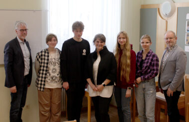 Bild: links nach rechts: Direktor Mag. Jürgen Ehling; Mayrhofer Jana; Viehböck Severin; DI (FH), Dipl.-Päd. Gudrun Heinzelreiter-Wallner, BEd MSc; Etzelstorfer Kornelia; Huber Carina; Pflegedirektor DGKP Ernst Weilguny, MBA