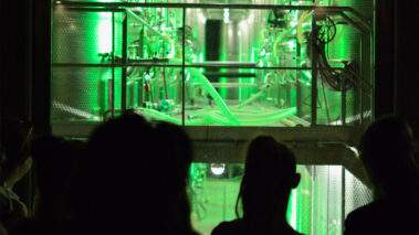 Blick in den modernen Weinkeller