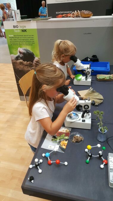 Bionik Messestand Mikroskopieren