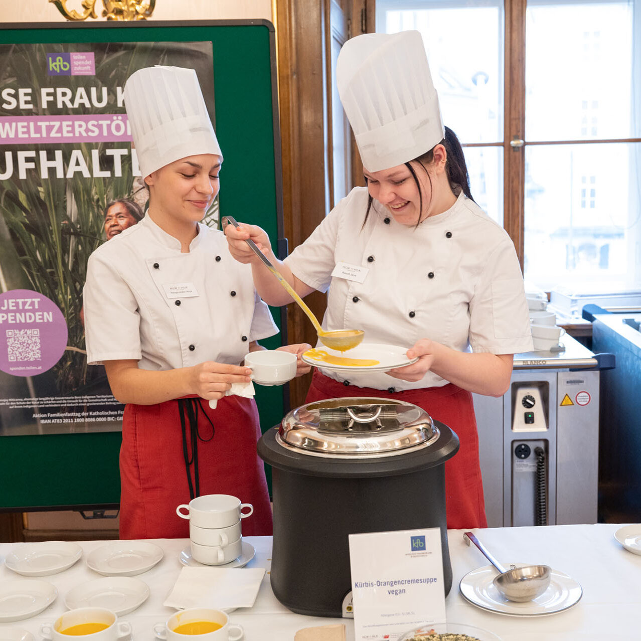 HLW Schülerinnen in Aktion im Landhaus