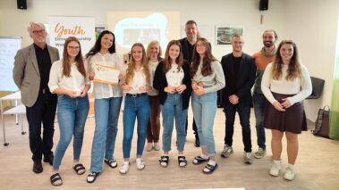 Das Siegerteam - Kroiher Astrid, Brandstätter Lisa, Ruep Julia, Corina Stumptner und Schinagl Giulia - gründete die Idee eines Kinderbuches für 8- bis 12-Jährige zur Aufklärung der Menstruation mit dem Titel "Mama, Papa ich seh´ rot".