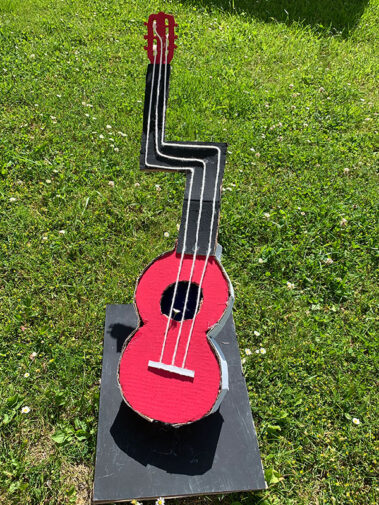 Ausstellung kubistische Instrumente rote Gitarre