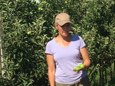 Frau Leeb erklärt die Apfelsorten