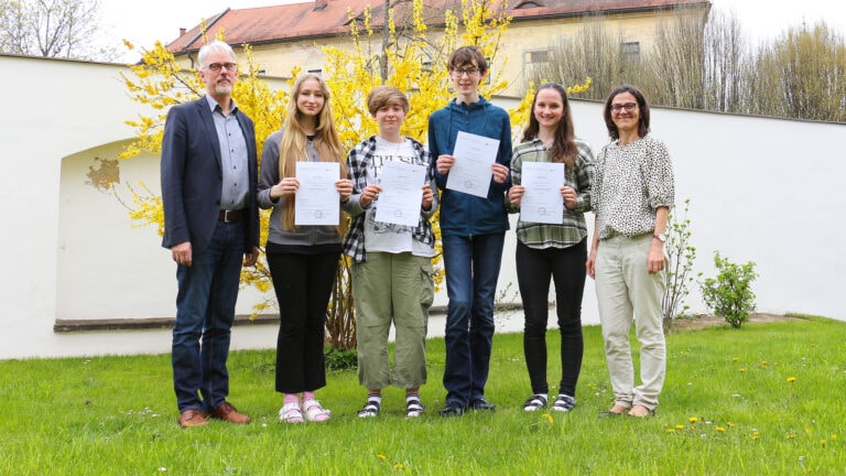 (v.l.nr.): Dir. Mag. Jürgen Ehling, Kornelia Etzelstorfer, Jana Mayrhofer, Rene Schwarz, Lara Schramm und Mag. Christiane Ortmann