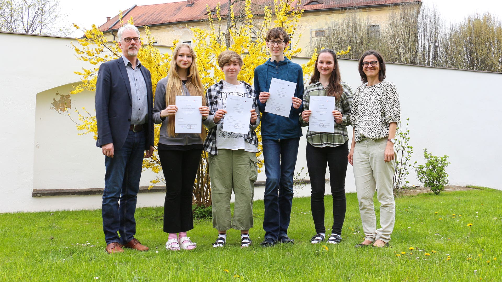 (v.l.nr.): Dir. Mag. Jürgen Ehling, Kornelia Etzelstorfer, Jana Mayrhofer, Rene Schwarz, Lara Schramm und Mag. Christiane Ortmann