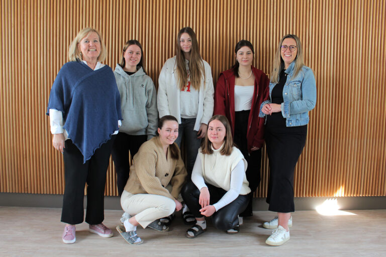 HLW-Absolventin inspiriert SchülerInnen