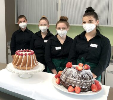 Guglhupf Wettbewerb Schülerinnen mit Kuchen