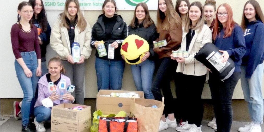 Schülerinnen der 2.HLW sammelten Spenden für die Ukraine