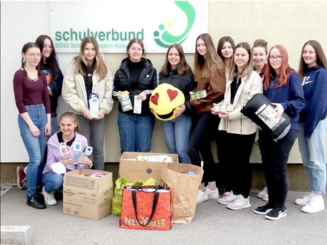 Schülerinnen der 2.HLW sammelten Spenden für die Ukraine Schülerinnen der 2.HLW sammelten Spenden für die Ukraine
