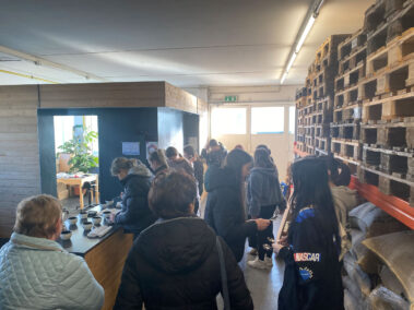 Lehrausgang zur Kaffeerösterei Suchan in Freistadt der 3.HLW