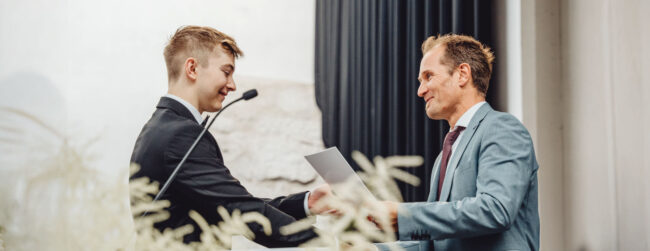 KV Mag. Hannes Haubner überreicht Abschlusszeugnis. KV Mag. Hannes Haubner überreicht Abschlusszeugnis.