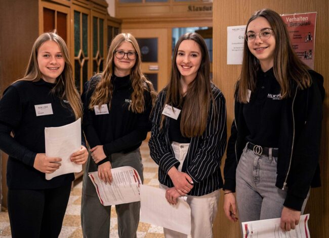 Schüler*innen als Guides - Foto: Jasmin Preslmayr