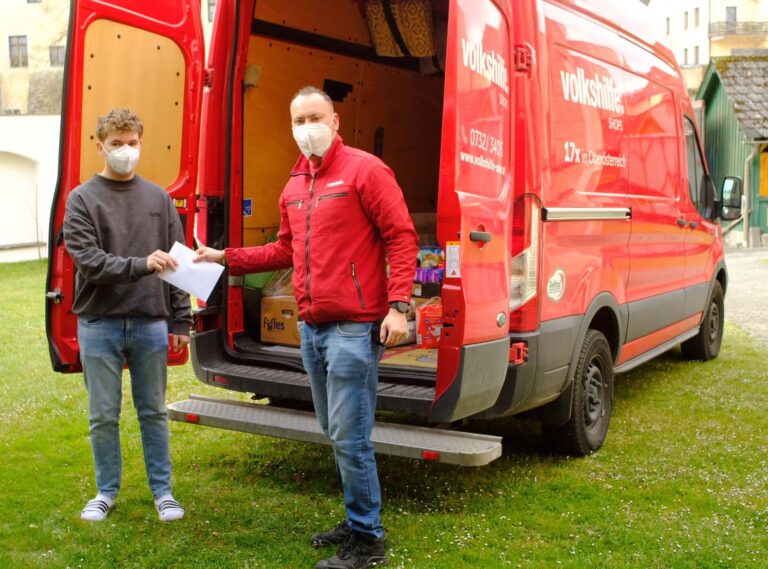 Alexander Meisel übergibt die Spenden and die Volkshilfe Freistadt
