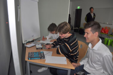 Vortrag zu AI-Projekten von Schüler*innen der HLK Freistadt vor Studierenden an der FH OÖ