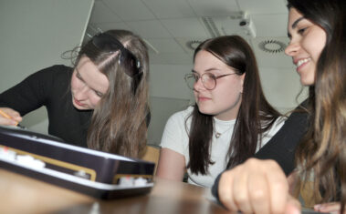 Vortrag zu AI-Projekten von Schüler*innen der HLK Freistadt vor Studierenden an der FH OÖ