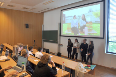 Vortrag zu AI-Projekten von Schüler*innen der HLK Freistadt vor Studierenden an der FH OÖ