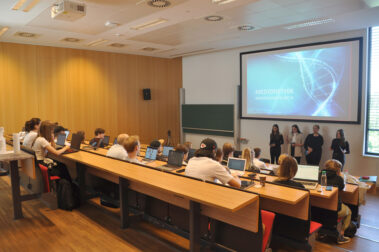 Vortrag zu AI-Projekten von Schüler*innen der HLK Freistadt vor Studierenden an der FH OÖ