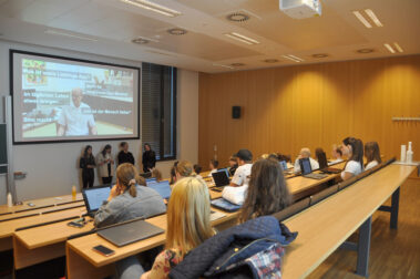 Vortrag zu AI-Projekten von Schüler*innen der HLK Freistadt vor Studierenden an der FH OÖ