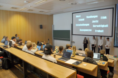 Vortrag zu AI-Projekten von Schüler*innen der HLK Freistadt vor Studierenden an der FH OÖ