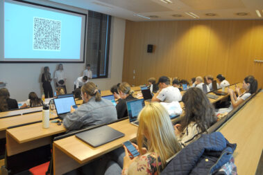 Vortrag zu AI-Projekten von Schüler*innen der HLK Freistadt vor Studierenden an der FH OÖ