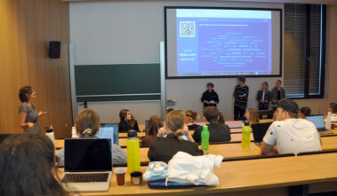 Vortrag zu AI-Projekten von Schüler*innen der HLK Freistadt vor Studierenden an der FH OÖ