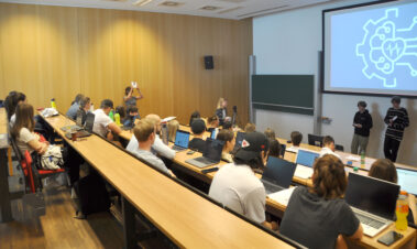 Vortrag zu AI-Projekten von Schüler*innen der HLK Freistadt vor Studierenden an der FH OÖ