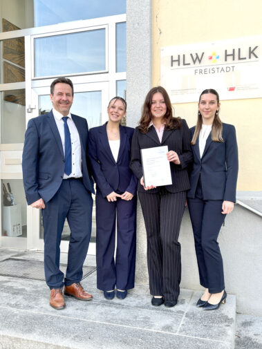 Prof. Martin Salchegger mit seinem Diplomarbeitsteam